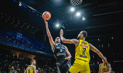 Zum Center-Duell zwischen Daniel Keppeler (links)  und Norris Agbakoko kommt es diesmal nicht. Der Berliner "Big Man" f&auml;llt lange Zeit aus.