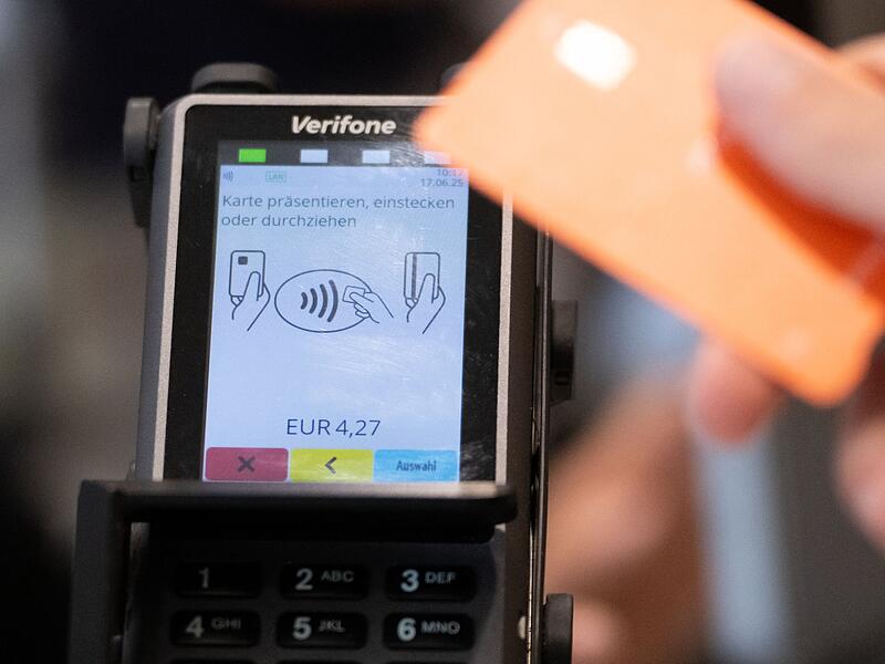 Bargeldloses Zahlen im Supermarkt Bargeldloses Zahlen im Supermarkt