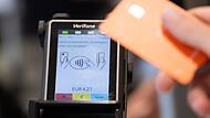 Bargeldloses Zahlen im Supermarkt Bargeldloses Zahlen im Supermarkt