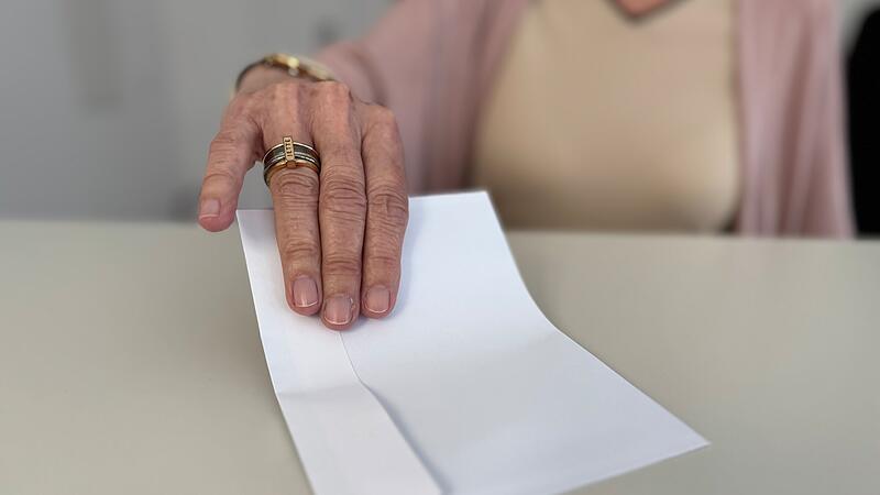 Mit einem Tangkutschein in einem Umschlag versuchte eine Mutter am Landratsamt Mitarbeiter zu bestechen.