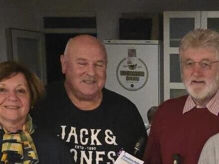 Unser Bild zeigt den stellvertretenden Abteilungsleiter Jürgen Ballner (von links), Anni Fröhlich, Klaus Fröhlich und Bernd Keller (alle Gründungsmitglieder) sowie Stefan Muth, Clubmeister 2025, sportlicher Leiter und Tennistrainer.