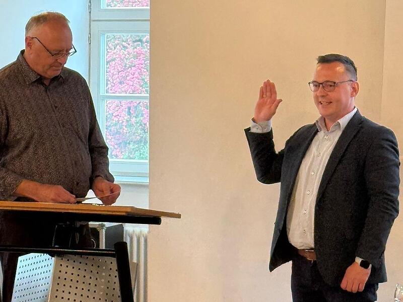 Das &auml;lteste Gemeinderatsmitglied Georg Waldmann (FuG, l.) vereidigte den neuen Neudrossenfelder B&uuml;rgermeister Rainer Strobel (FW).