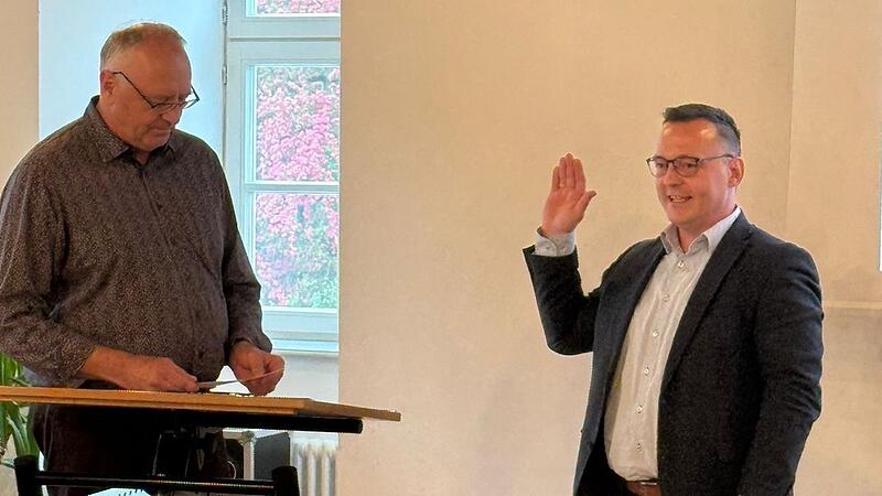 Das &auml;lteste Gemeinderatsmitglied Georg Waldmann (FuG, l.) vereidigte den neuen Neudrossenfelder B&uuml;rgermeister Rainer Strobel (FW).