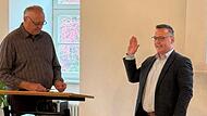 Das &auml;lteste Gemeinderatsmitglied Georg Waldmann (FuG, l.) vereidigte den neuen Neudrossenfelder B&uuml;rgermeister Rainer Strobel (FW).