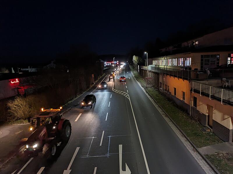 Eine von Bad Neustadt kommende Schlange Traktoren und Autos passiert am Montagabend den Ortseingang Münnerstadt Eine von Bad Neustadt kommende Schlange Traktoren und Autos passiert den Ortseingang Münnerstadt