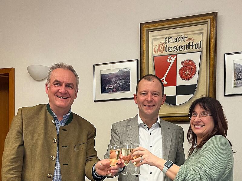 Unsr Bild zeigt von links nach rechts CSU-Ortsvorsitzenden Konrad Rosenzweig, B&uuml;rgermeister Marco Trautner und Tanja Nickol-Probst, Vorsitzende Freie W&auml;hler Wiesenttal .