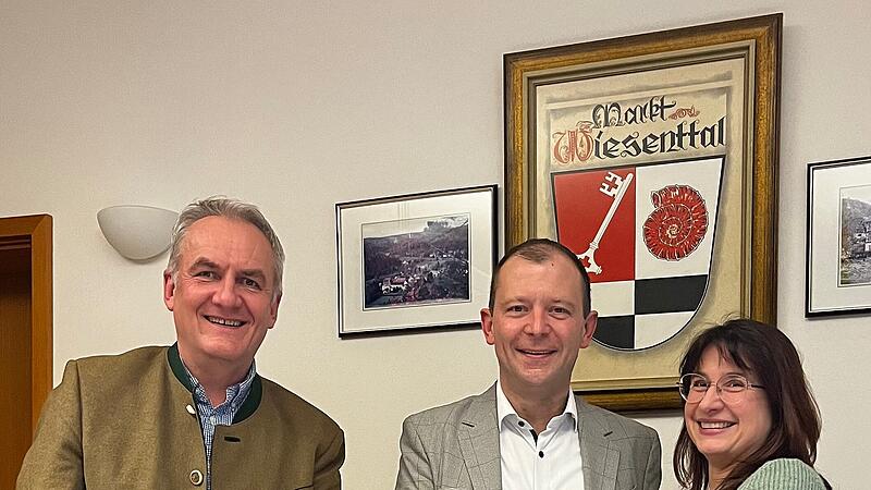 Unsr Bild zeigt von links nach rechts CSU-Ortsvorsitzenden Konrad Rosenzweig, B&uuml;rgermeister Marco Trautner und Tanja Nickol-Probst, Vorsitzende Freie W&auml;hler Wiesenttal .