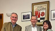 Unsr Bild zeigt von links nach rechts CSU-Ortsvorsitzenden Konrad Rosenzweig, B&uuml;rgermeister Marco Trautner und Tanja Nickol-Probst, Vorsitzende Freie W&auml;hler Wiesenttal .