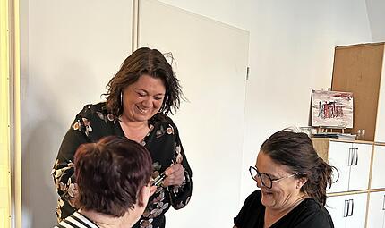 Unter Anleitung von Aroma-Fachberaterin Sonja Reus gaben sich die Teilnehmenden eine Handmassage. Unter Anleitung von Aroma-Fachberaterin Sonja Reus gaben sich die Teilnehmenden eine Handmassage.