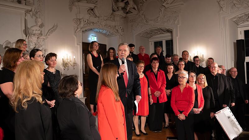 Georg von Waldenfels, Vorsitzender der Friedrich-Baur-Stiftung, bei der Begrüßung zusammen mit dem Chor „Singing Witt“, der aus Mitarbeitern von Witt Weiden besteht. Witt gehört wie Baur zur Otto Group.