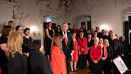 Georg von Waldenfels, Vorsitzender der Friedrich-Baur-Stiftung, bei der Begrüßung zusammen mit dem Chor „Singing Witt“, der aus Mitarbeitern von Witt Weiden besteht. Witt gehört wie Baur zur Otto Group.