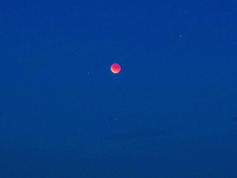 Dieses Foto wurde von der Hohenmirsbergerplatte aufgenommen.Blutmond über Forchheim