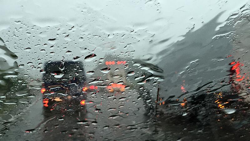 Regen auf der Autobahn Regen auf der Autobahn