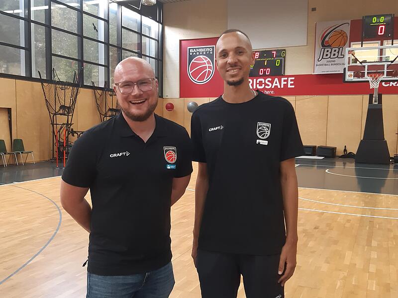 Philipp Englert, Vorsitzender des Freak City Bamberg e.V., und Cheftrainer Samuel Gloser, sprechen im FT-Doppel-Interview über die Saisonziele der Baskets-Frauen. Philipp Englert, Vorsitzender des Freak City Bamberg e.V., und Cheftrainer Samuel Gloser, sprechen im FT-Doppel-Interview über die Saisonziele der Baskets-Frauen.