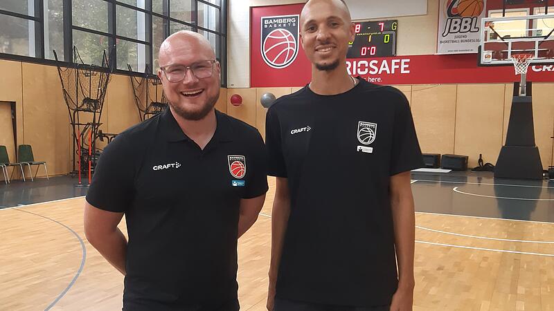 Philipp Englert, Vorsitzender des Freak City Bamberg e.V., und Cheftrainer Samuel Gloser, sprechen im FT-Doppel-Interview über die Saisonziele der Baskets-Frauen. Philipp Englert, Vorsitzender des Freak City Bamberg e.V., und Cheftrainer Samuel Gloser, sprechen im FT-Doppel-Interview über die Saisonziele der Baskets-Frauen.