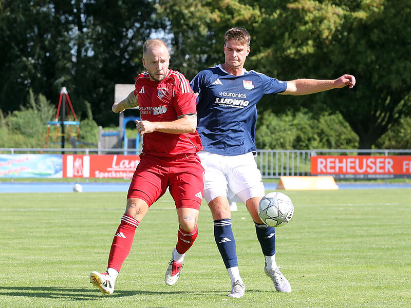 Der Burgebracher Johannes Gebhart und Domenic Lauerbach vom TSV M&ouml;nchr&ouml;den k&auml;mpfen um den Ball.