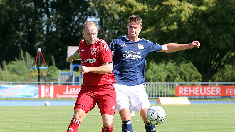 Der Burgebracher Johannes Gebhart und Domenic Lauerbach vom TSV Mönchröden kämpfen um den Ball. Der Burgebracher Johannes Gebhart und Domenic Lauerbach vom TSV Mönchröden kämpfen um den Ball.