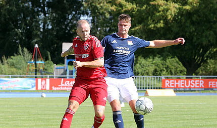 Der Burgebracher Johannes Gebhart und Domenic Lauerbach vom TSV M&ouml;nchr&ouml;den k&auml;mpfen um den Ball.