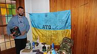Artem Bodarenko am Spenden-Tisch, der jeden Sonntag im Eingangsbereich der Dr.-Martin-Luther-Kirche aufgestellt ist.