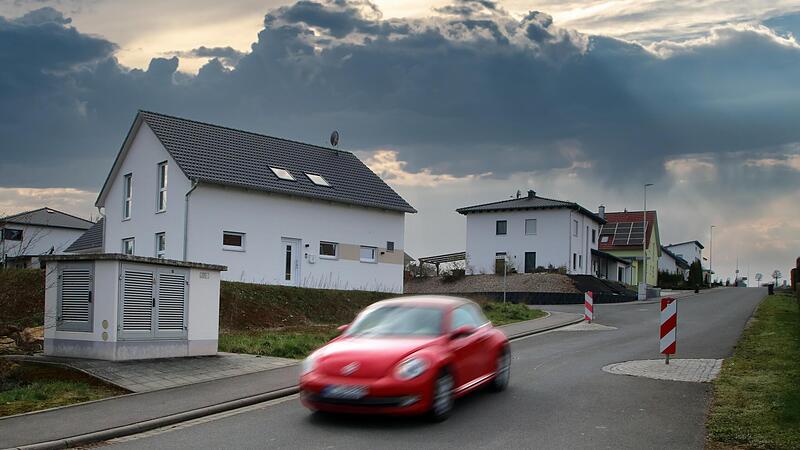 Die Stra&szlig;e &bdquo;Reifenberg&ldquo; im Stadtteil Althausen soll verkehrsberuhigt werden. Das fordern zahlreiche B&uuml;rger und sammelten daf&uuml;r Unterschriften. In der B&uuml;rgerversammlung war diese Forderung ein zentrales Thema.