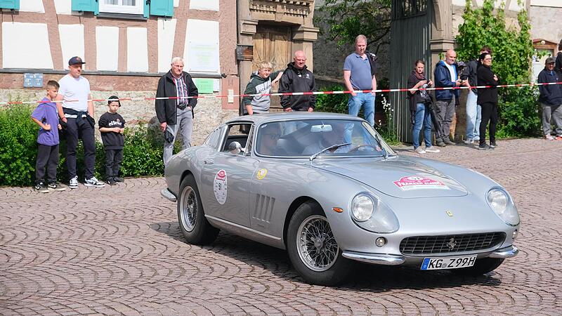 Anton Schick in seinem Ferrari 275 GTB von 1965 bei der Sonderpr&uuml;fung in Fuchsstadt