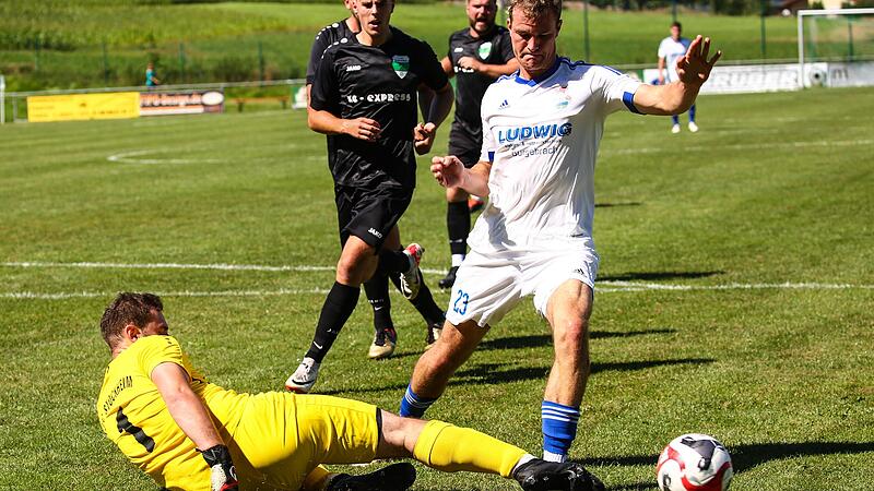 Stockheims Keeper Max Lifka gr&auml;tscht in den Laufweg von Johannes Bayer und kann zur Ecke kl&auml;ren. Auch wenn Lifka diese und so manche Situation gerettet hat, haben die Stockheimer am vergangenen Wochenende im Heimspiel gegen den TSV Burgebrach verl...