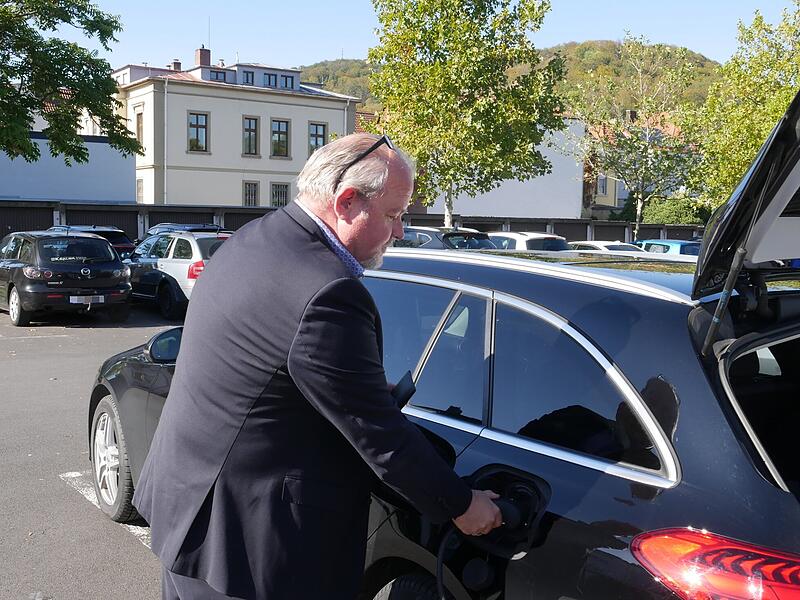 Dieser Kunde lädt sein E-Auto an der Ladestation der Stadtwerke am Parkplatz Tattersall auf. Dieser Kunde lädt sein E-Auto an der Ladestation der Stadtwerke am Parkplatz Tattersall auf.