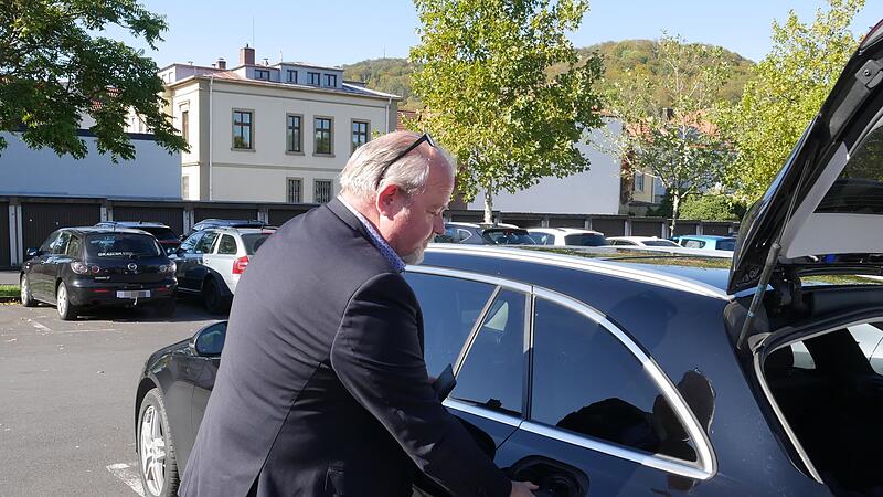 Dieser Kunde l&auml;dt sein E-Auto an der Ladestation der Stadtwerke am Parkplatz Tattersall auf.