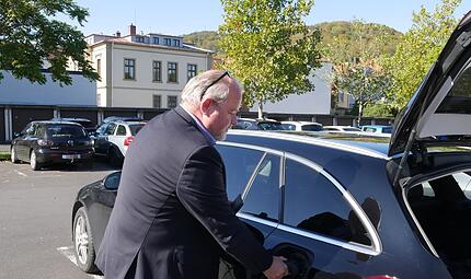 Dieser Kunde l&auml;dt sein E-Auto an der Ladestation der Stadtwerke am Parkplatz Tattersall auf.