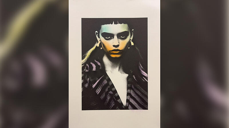 Die Galerie AOA;87 in Bamberg zeigt Portr&auml;ts von XOOOOX.Faschingsumzug Buttenheim 2024