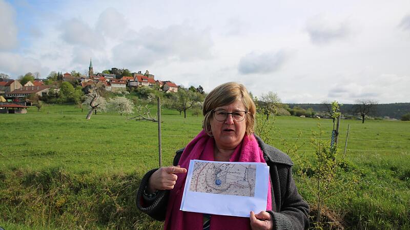 Kreisheimatpflegerin Christiane Tangermann mit dem Urkataster, in dem der m&ouml;gliche Standort der Galgens eingetragen ist