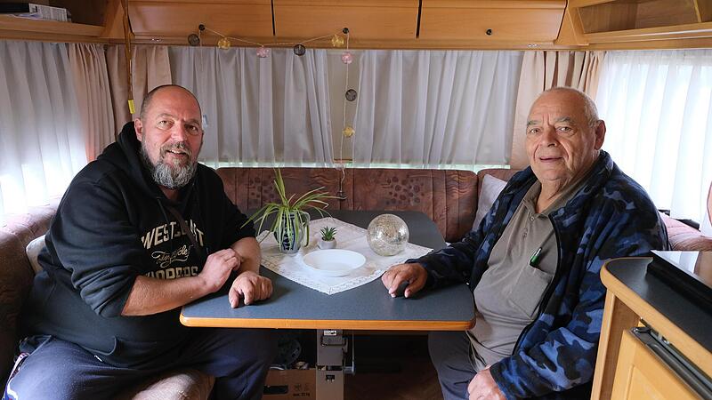 Marco  (links) und Ludwig N&uuml;rnberger k&ouml;nnen sich ihre Wohnwagen als Altersruhesitz vorstellen.