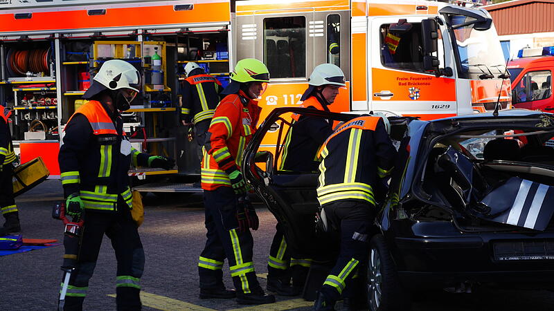 Die Feuerwehr demonstriert die Bergung eines Schwerletzten.