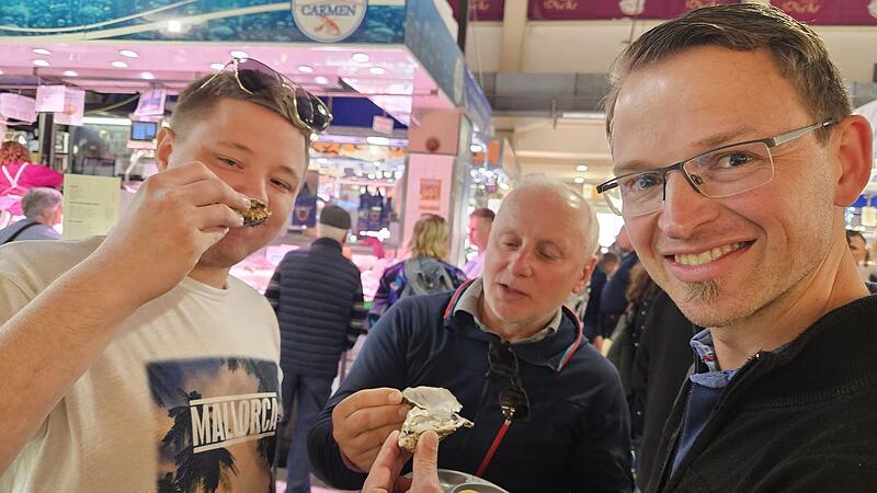 Forchheims Zollhaus-Team bei der Austernverkostung in Mallorcas MarkthalleForchheim & Fränkische Schweiz Forchheims Zollhaus-Team bei der Austernverkostung in Mallorcas Markthalle.
