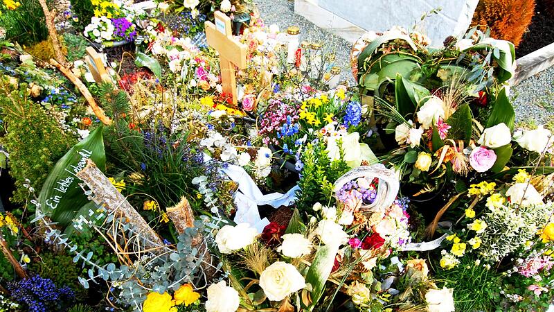 Viele Menschen trauern nach dem Tod des Ehepaares aus Falsbrunn.