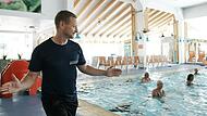 Betriebsleiter Konstantin Steigerwald zeigt &Uuml;bungen beim &bdquo;Gesunden Bewegen&ldquo;. In den letzten Tagen der Sinnflut kommen noch einmal viele Besucher in die Therme, vor allem in die Sauna.