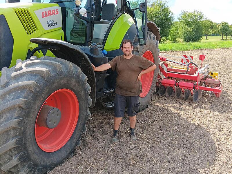 Landwirt Martin Schmitt aus Oberehrenbach hat den Schlepper für die Bodenbearbeitung im Einsatz.
