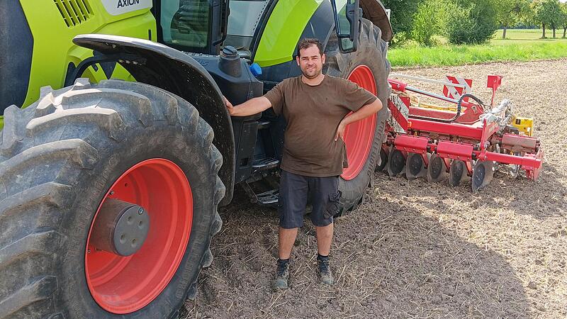 Landwirt Martin Schmitt aus Oberehrenbach hat den Schlepper f&uuml;r die Bodenbearbeitung im Einsatz.