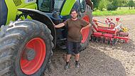 Landwirt Martin Schmitt aus Oberehrenbach hat den Schlepper für die Bodenbearbeitung im Einsatz.