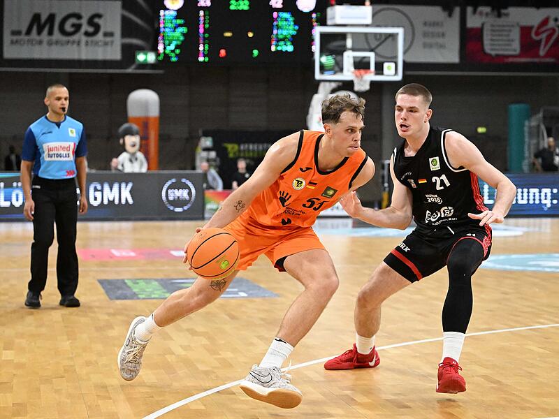 Sport Basketball  2. Bundesliga PROA Saison 2025 / 2026  07. Spieltag  am Freitag  07.11.2025 Spielort Bayreuth Oberfrankenhalle  Spielbeginn 19.00 h  BBC Bayreuth gegen SBB Baskets Wolmirstedt Halbzeitergebnis  42:46 Endstand  104:99 n.V. (87:87; 94:94)