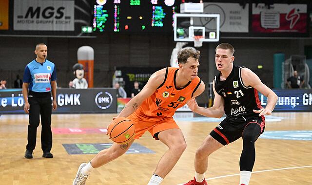 Sport Basketball 2. Bundesliga PROA Saison 2025 / 2026 07. Spieltag am Freitag 07.11.2025 Spielort Bayreuth Oberfrankenhalle Spielbeginn 19.00 h BBC Bayreuth gegen SBB Baskets Wolmirstedt Halbzeitergebnis 42:46 Endstand 104:99 n.V. (87:87; 94:94) Sport Basketball 2. Bundesliga PROA Saison 2025 / 2026 07. Spieltag am Freitag 07.11.2025 Spielort Bayreuth Oberfrankenhalle Spielbeginn 19.00 h BBC Bayreuth gegen SBB Baskets Wolmirstedt Halbzeitergebnis 42:46 Endstand 104:99 n.V. (87:87; 94:94)