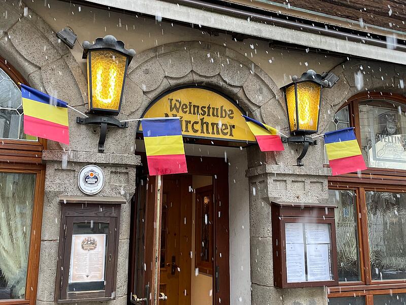 Rum&auml;nische Fahnen am Eingang weisen auf das neue Restaurant hin.