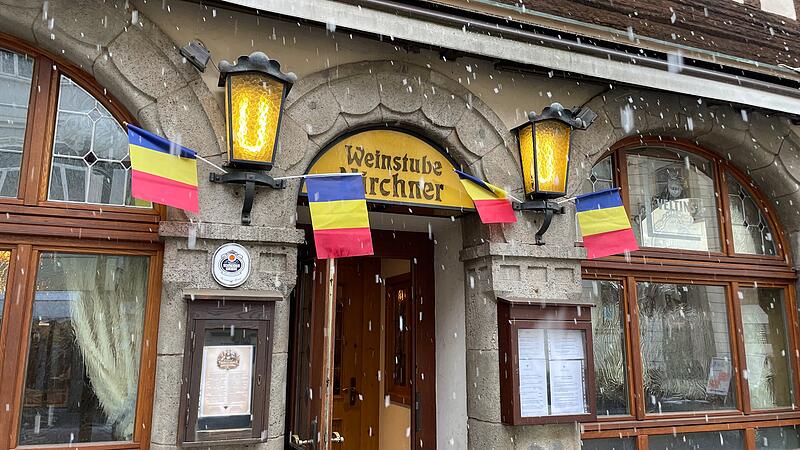 Rumänische Fahnen am Eingang weisen auf das neue Restaurant hin. Rumänische Fahnen am Eingang weisen auf das neue Restaurant hin.