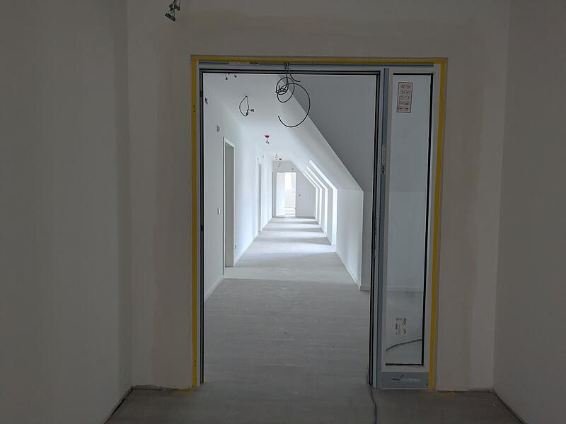 Jugendhaus Münnerstadt der Augustiner wird betreutes Wohnen der Carl von Heß SozialstiftungSanierung Münnerstädter Jugendhaus (Stand März) Blick in den Gang im Dachgeschoss