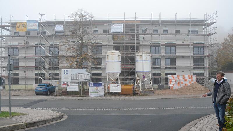 Investor und Planer Horst Hanna ist zufrieden mit dem Baufortschritt des Apartementhauses in der Friesener Stra&szlig;e. Im Fr&uuml;hjahr 2022 soll das Geb&auml;ude bezugsfertig sein.