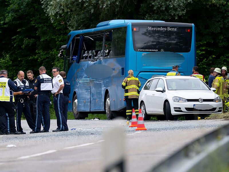 Zwei Busse stoßen in Oberbayern zusammen - Kind stirbt Zwei Busse stoßen in Oberbayern zusammen - Kind stirbt