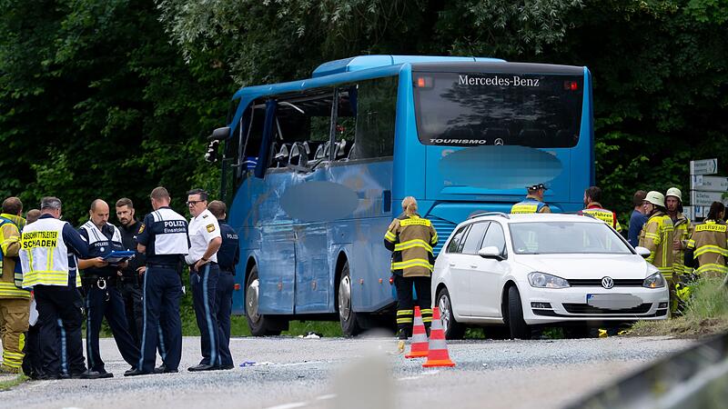 Zwei Busse stoßen in Oberbayern zusammen - Kind stirbt Zwei Busse stoßen in Oberbayern zusammen - Kind stirbt