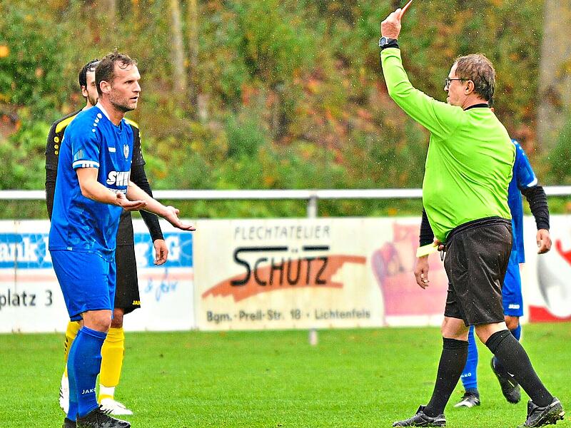 Bereits nach 27 Minuten schickte Schiedsrichter Roland Str&ouml;hlein (r.) den Schwabthaler Spielertrainer Lukas Engelmann vom Feld. Am Ende setzte es f&uuml;r die &bdquo;Schwodler&ldquo; eine 0:3-Niederlage gegen die &bdquo;Siedler&ldquo;.