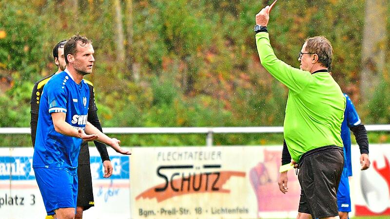 Bereits nach 27 Minuten schickte Schiedsrichter Roland Str&ouml;hlein (r.) den Schwabthaler Spielertrainer Lukas Engelmann vom Feld. Am Ende setzte es f&uuml;r die &bdquo;Schwodler&ldquo; eine 0:3-Niederlage gegen die &bdquo;Siedler&ldquo;.