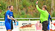 Schwabthaler sieht rot Bereits nach 27 Minuten schickte Schiedsrichter Roland Ströhlein (r.) den Schwabthaler Spielertrainer Lukas Engelmann vom Feld. Am Ende setzte es für die „Schwodler“ eine 0:3-Niederlage gegen die „Siedler“.